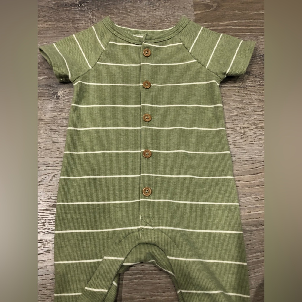 Greyson Collective. Ribbed striped short sleeve bodysuit.Green/white.6-9months. - Picture 4 of 5